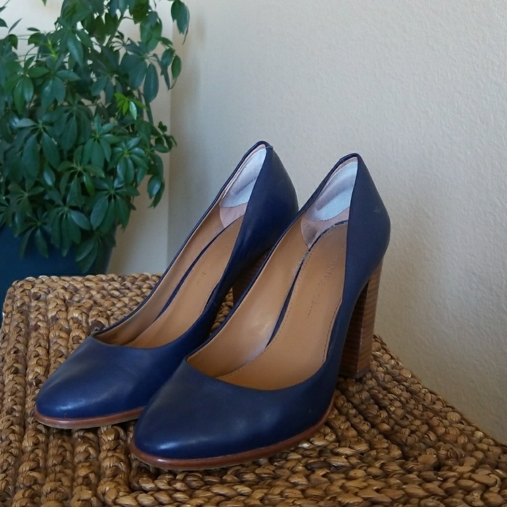 Banana Republic, dark blue leather pump, 4"